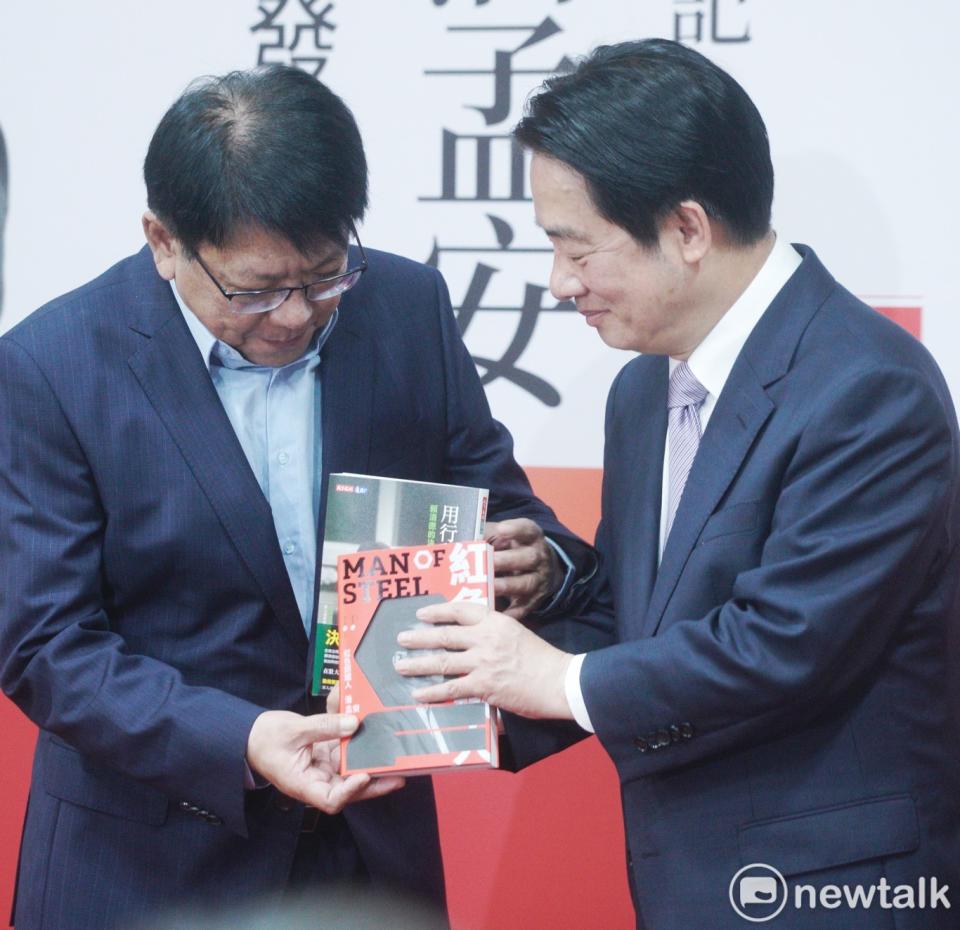 副總統賴清德(右)出席前屏東縣長潘孟安(左)「紅色鋼鐵人」新書發表會。   圖：張良一/攝