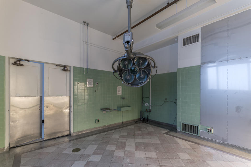Abandoned medical institution at unnamed location. (Photo: Freaktography/Caters News)