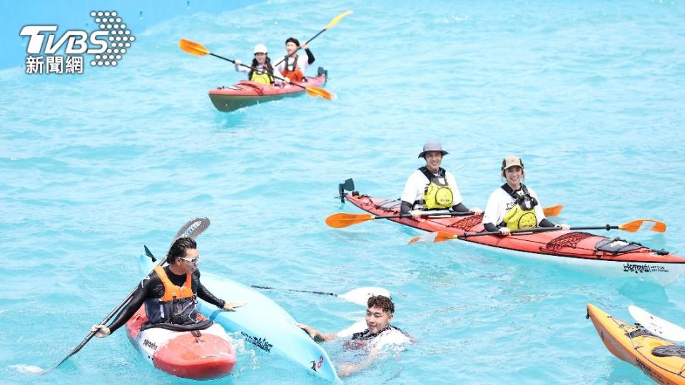 眾人在《少年PI的奇幻漂流》拍攝場景練習。（圖／張哲鳴攝）