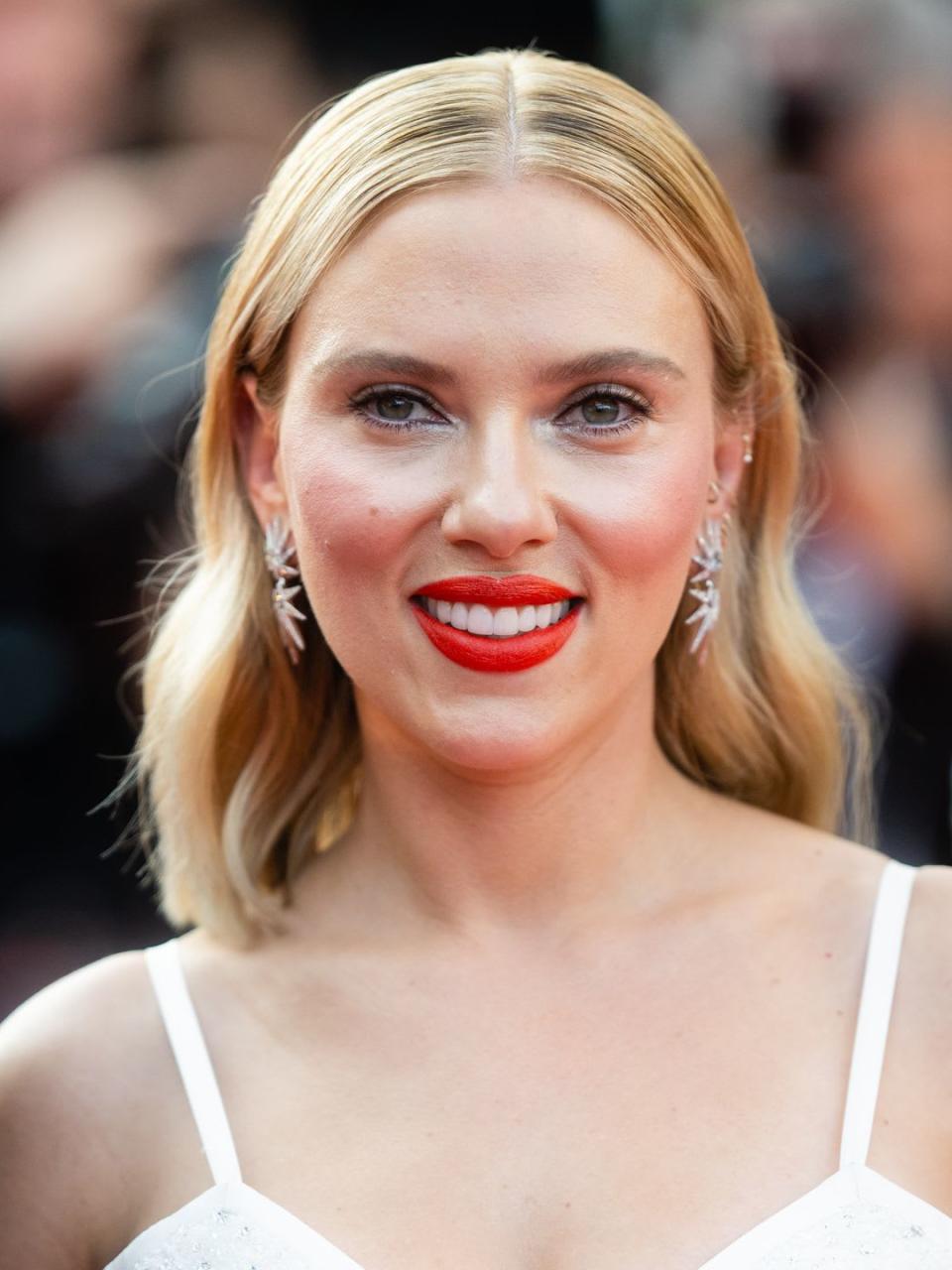 Scarlett Johnasson wearing a orange-hued red lip