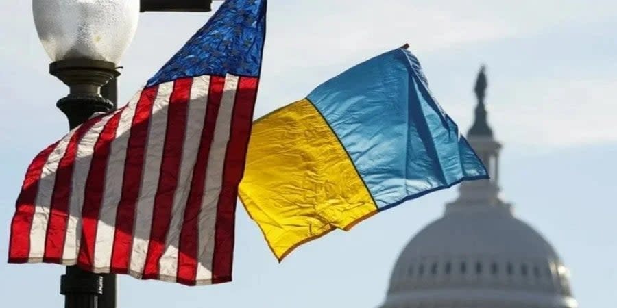 Flags of the USA and Ukraine