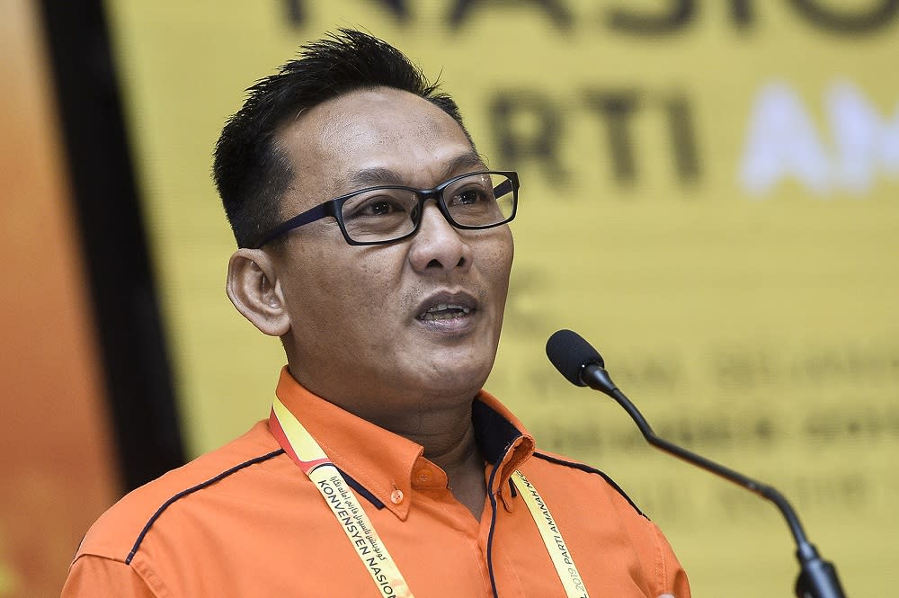 Johor Baru delegate Noor Khalim Sakib speaks during the 2019 Parti Amanah Negara National Convention in Shah Alam on December 6, 2019. ― Picture by Miera Zulyana