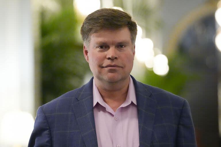 El candidato presidencial demócrata Jason Palmer posa para una fotografía en un hotel de Washington en Washington, el martes 5 de marzo de 2024.