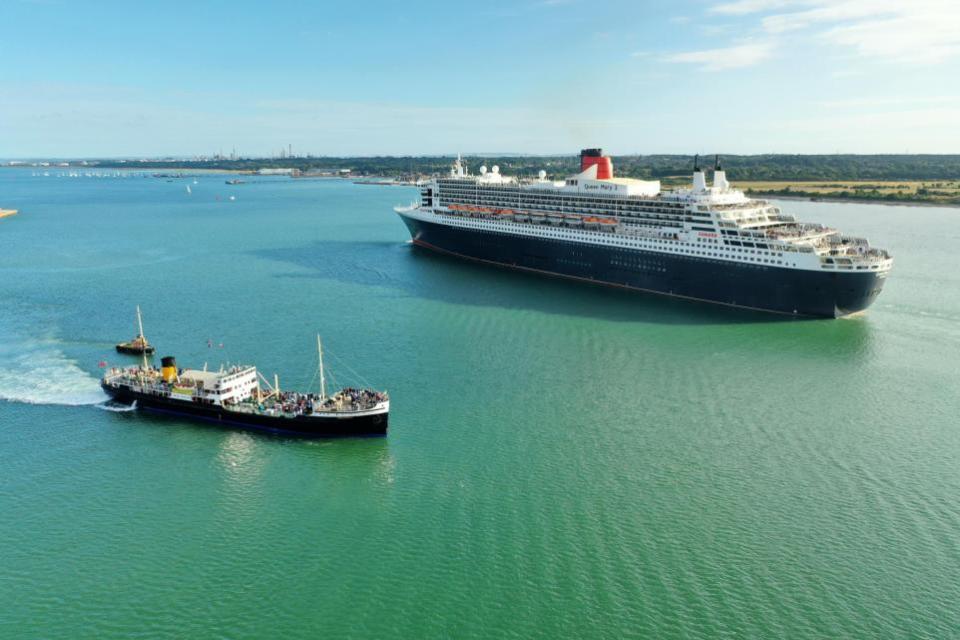 Daily Echo: Steamship Shieldhall on Southampton Water with Queen Mary 2
