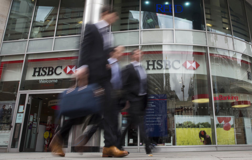 People walk past a branch of HSBC bank in central London, Britain June 09, 2015.   HSBC pledged a new era of higher dividends on Tuesday, laying out plans to slash nearly one in five jobs and shrink its investment bank by a third to combat sluggish growth across its sprawling empire.REUTERS/Neil Hall  