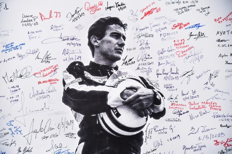 Un poster à l'effigie d'Ayrton Senna signé par des fans lors d'une cérémonie marquant le 25e anniversaire de sa mort, le 1er mai 2019 à Imola (ANDREAS SOLARO)