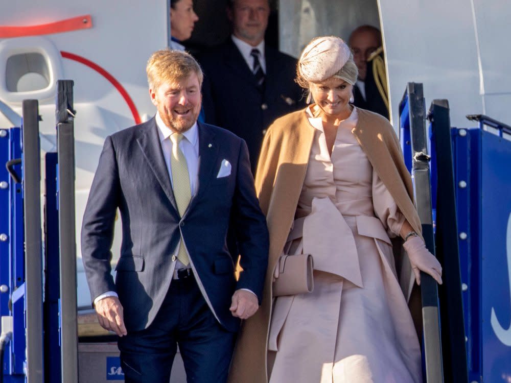 König Willem-Alexander und seine Frau Königin Máxima bei ihrer Ankunft am Flughafen Stockholm-Arlanda. (Bild: imago/PPE)