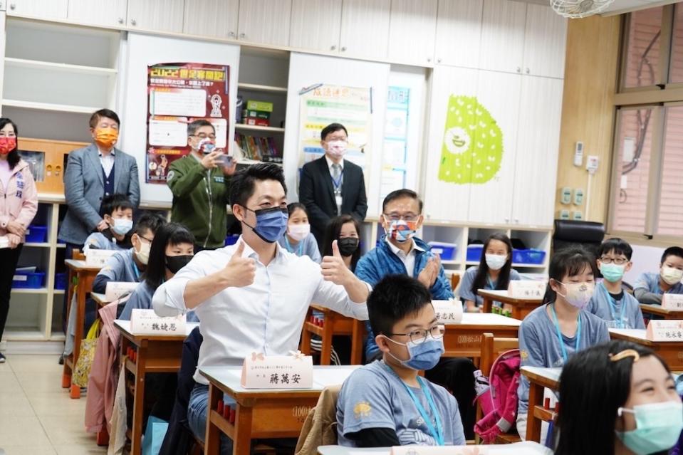 13日為校園開學日，台北市長蔣萬安前往松山國民小學關心孩童上學情況。二二八事件議題為媒體關注焦點。