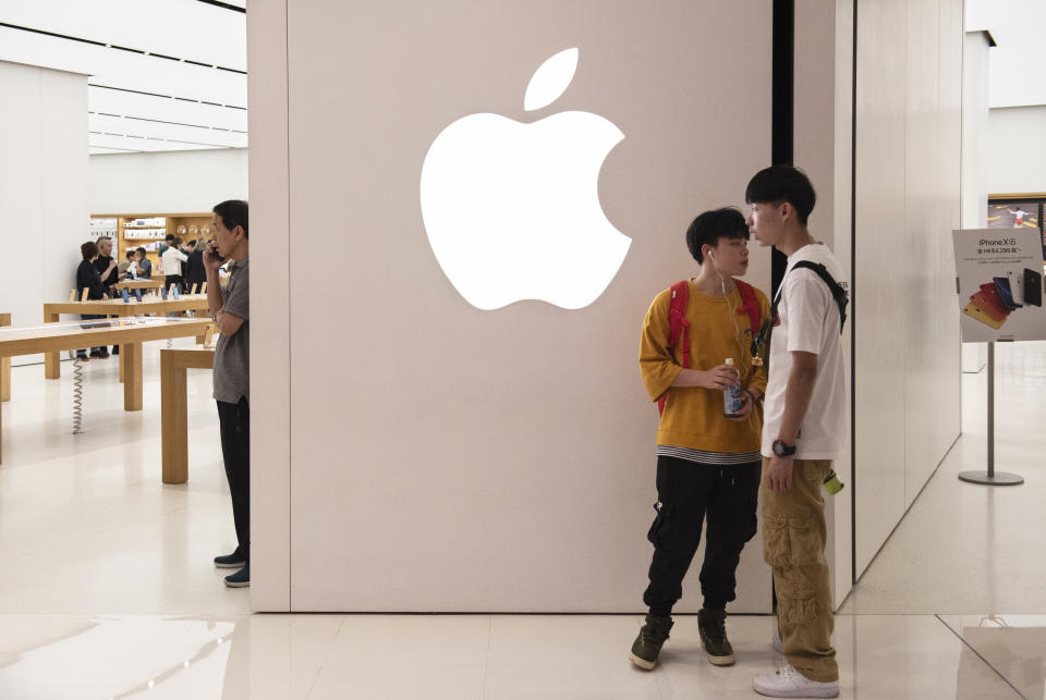 HONG KONG, CHINA - 2019/05/14: Teenagers seen standing outside of American multinational technology company Apple store in Hong Kong. (Photo by Budrul Chukrut/SOPA Images/LightRocket via Getty Images)