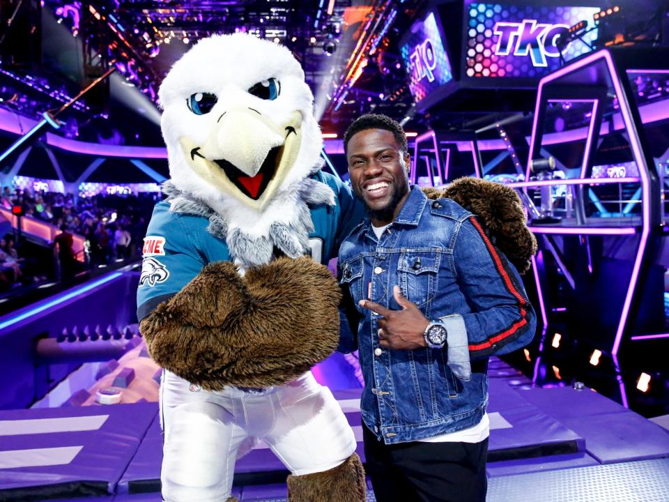 Kevin Hart poses with the Philadelphia Eagles mascot