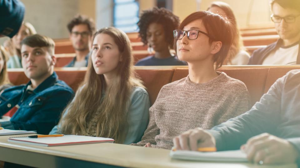  Studierende in einem Hörsaal (Symbolfoto) - Copyright: Gorodenkoff/Shutterstock