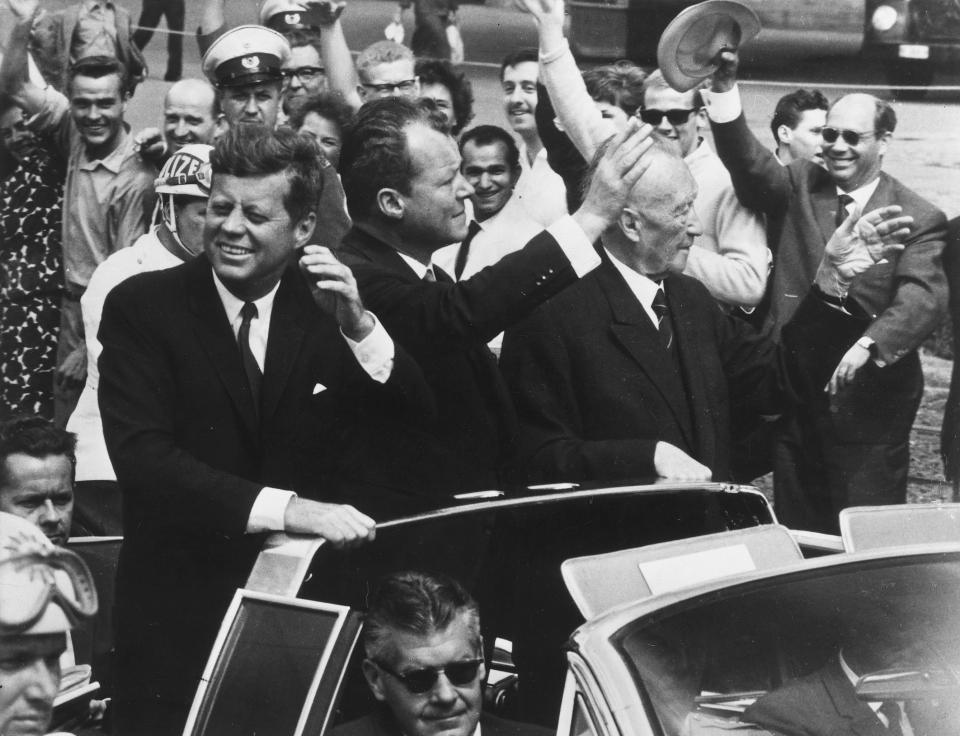 (GERMANY OUT) Der amerikanische Präsident John F.Kennedy während seiner Fahrt im offenenWagen durch Berlin: v.l.n.r.Kennedy, der Regierende BürgermeisterWilly Brandt und Bundeskanzler KonradAdenauer (Photo by Grunwald/ullstein bild via Getty Images)