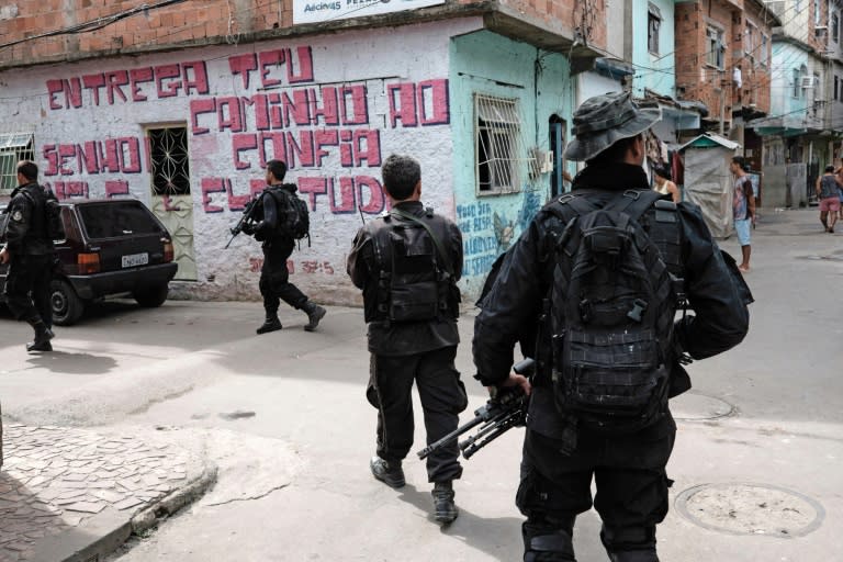 Police forces patrol an alley of the Mare shantytown complex in Rio de Janeiro, Brazil, on May 4, 2015