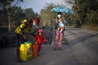 <p>FRM14. GUINOBATAN (FILIPINAS), 22/01/2018.- Varias personas se protegen con mascarillas y paraguas de la ceniza expulsada tras la erupción del volcán Mayon en la localidad de Guinobatan (Filipinas), hoy 22 de enero de 2018. La agencia sismológica de Filipinas (PHIVOLCS) elevó hoy el nivel de alerta del volcán Mayon, después de que expulsara una gran nube de ceniza y ante la amenaza de una erupción mayor en las próximos horas o días. EFE/ Linus Escandor II </p>