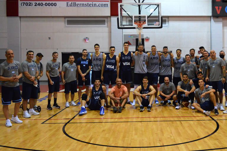 Emanuel Ginóbili de visita en Las Vegas a la delegación argentina de básquetbol que concurrirá a los Juegos Olímpicos de Tokio