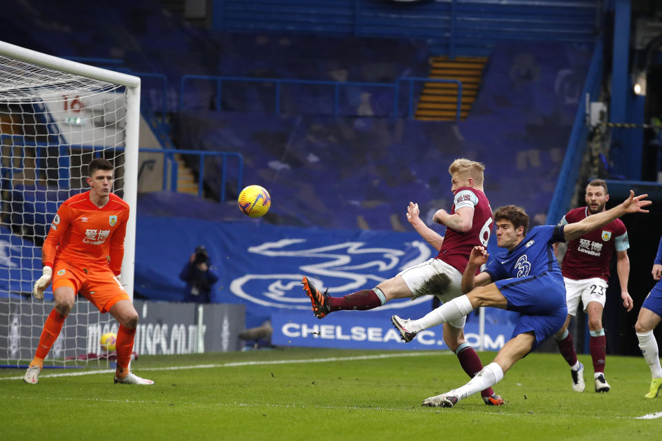 Marcos Alonso anota el segundo gol de Chelsea en la victoria 2-0 ante Burnley por la Liga Premier inglesa, el domingo 31 de enero de 2021, en el estadio Stamford Bridge de Londres. (Andrew Couldridge/Pool vía AP)