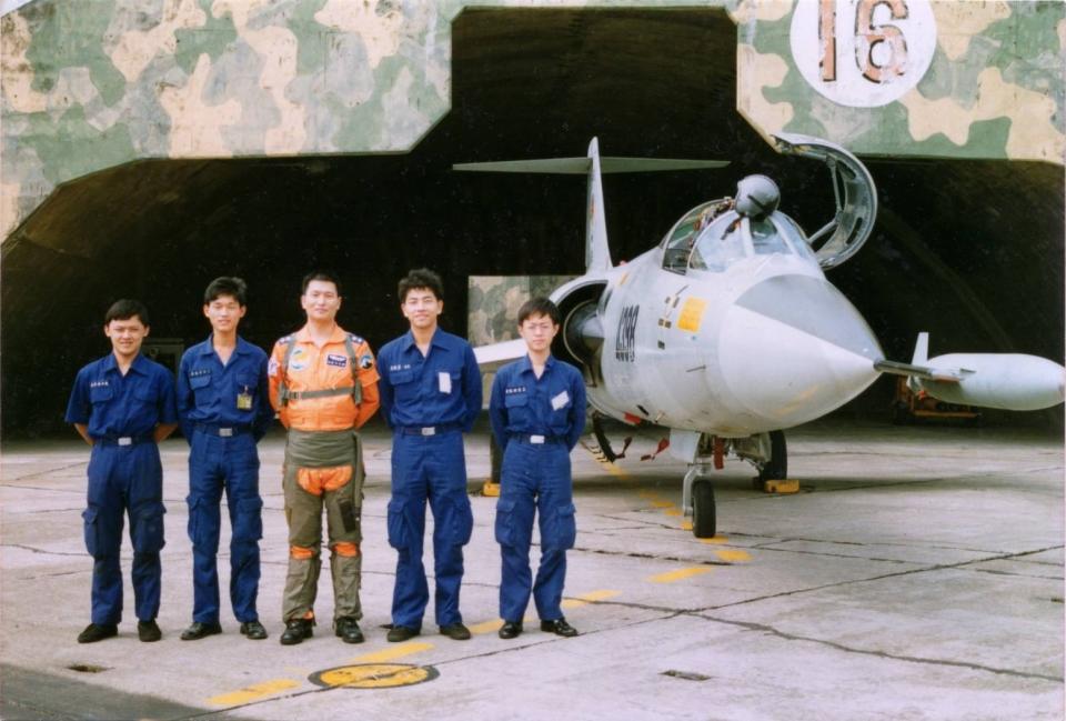 空軍前副司令張延廷中將，1985年（民國74年）在桃園空軍基地第12戰術偵察機中隊完訓後，與地勤同仁一同與RF-104G超音速戰鬥偵察機合影。張延廷提供