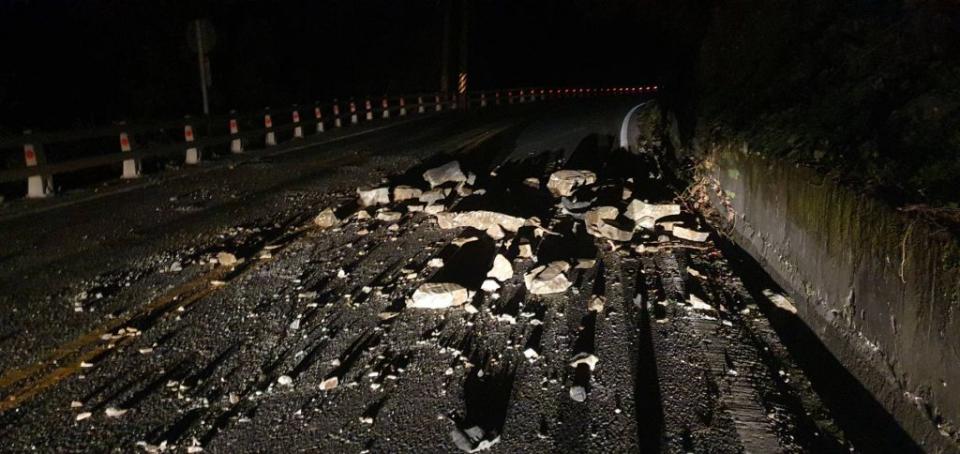 台９線東澳段地震落石，一車底盤捲入落石動彈不得。（消防局提供）