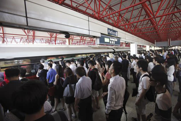 Commuters take the train during morning peak hour in Singapore January 29, 2013. (Reuters photo)