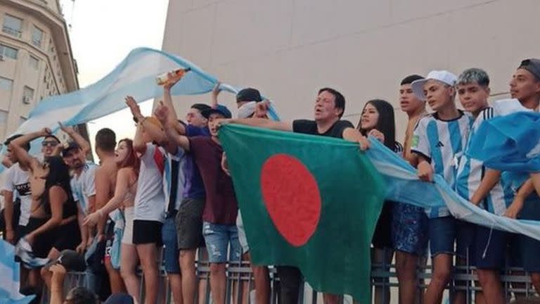 Bandera de Bangladesh en los festejos en el Obelisco