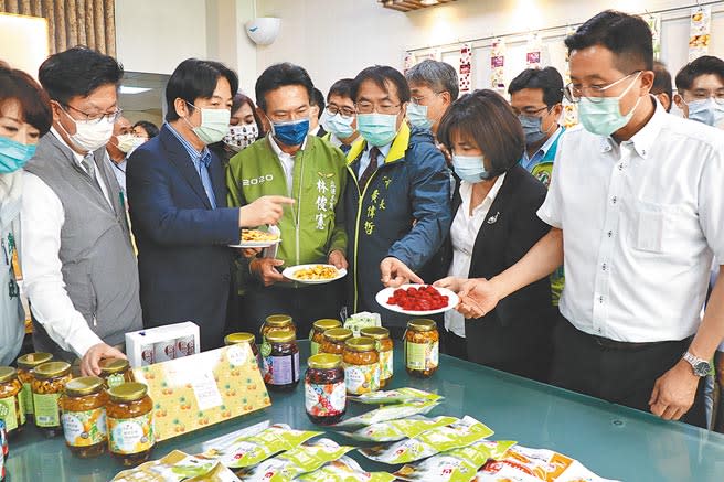 副總統賴清德（左二）參觀水果加工業者宏宇農產生技公司研發的果乾產品。（劉秀芬攝）