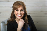 En esta foto del 19 de febrero del 2019, Jodi Benson, la voz original de Ariel de "La Sirenita" de Disney, posa en Nashville, Tennessee. La cinta animada celebra este año su 30mo aniversario. (AP Foto/Mark Humphrey)