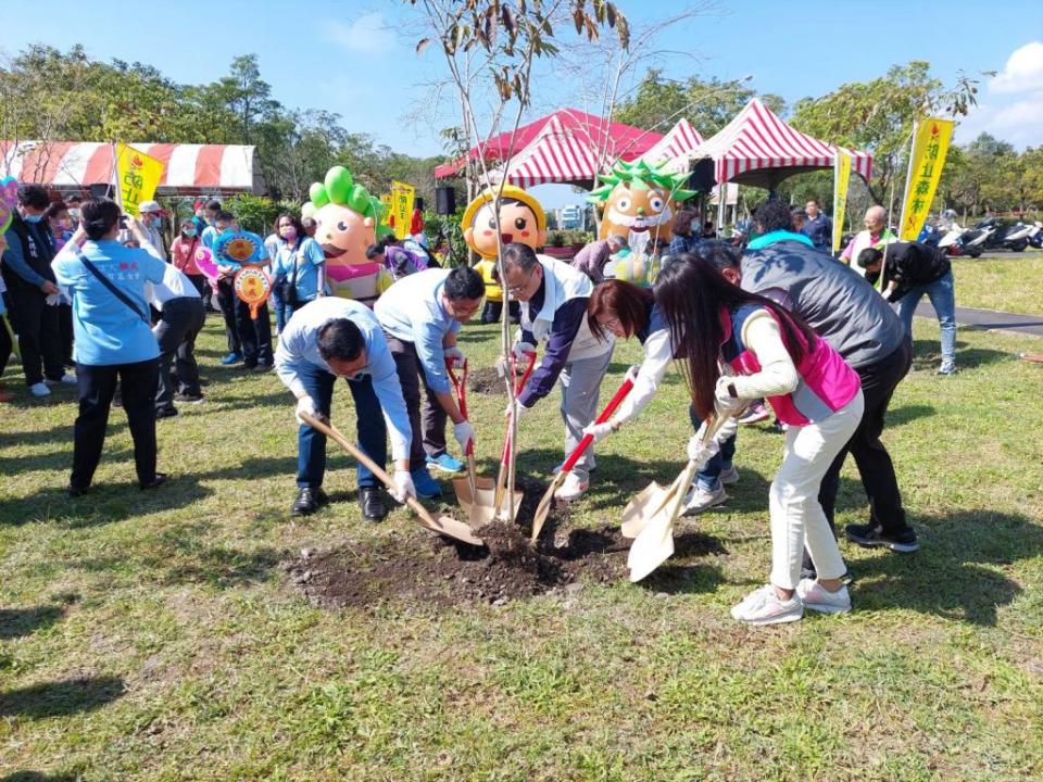 羅東林管處攜手南澳鄉、宜蘭市公所辦理植樹活動。（羅東林管處提供）