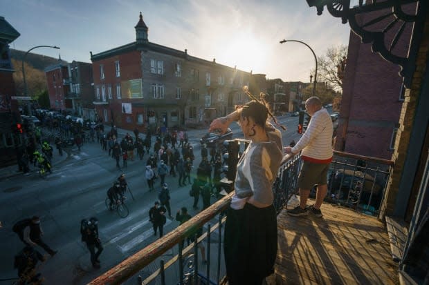 Residents look on from their balconies as protesters march through the streets of Montreal's Plateau-Mont-Royal borough.   (Radio-Canada/Ivanoh Demers - image credit)