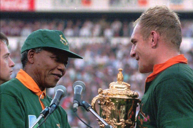 Nelson Mandela entrega la copa Webb Ellis a François Pienaar, el capitán de Springboks, en el Mundial Sudáfrica 1995.