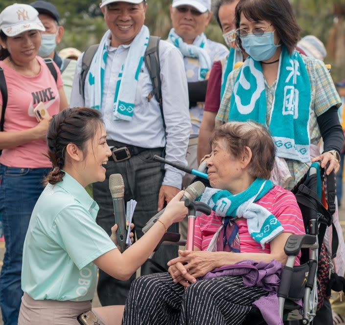 ▲主持人漾漾(左)訪問本次活動最高齡90歲長者參加活動感想。官方提供