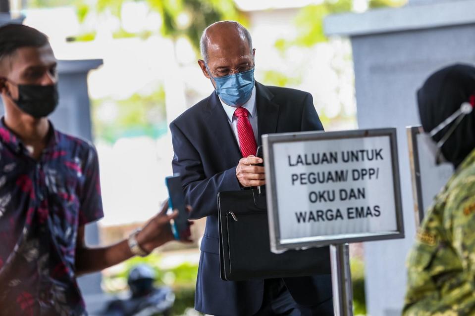 Former 1Malaysia Development Berhad board of directors’ chairman Tan Sri Mohd Bakke Salleh arrives at the Kuala Lumpur High Court April 12, 2022. — Picture by Hari Anggara