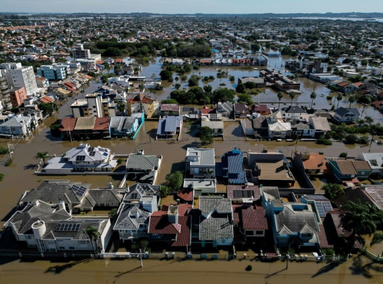 Vista aérea de la zona de Canoas, al norte de Porto Alegre, Brasil, el 7 de mayo de 2024, afectada por las inundaciones que han causado cien muertes en el sur del país. (Nelson ALMEIDA)