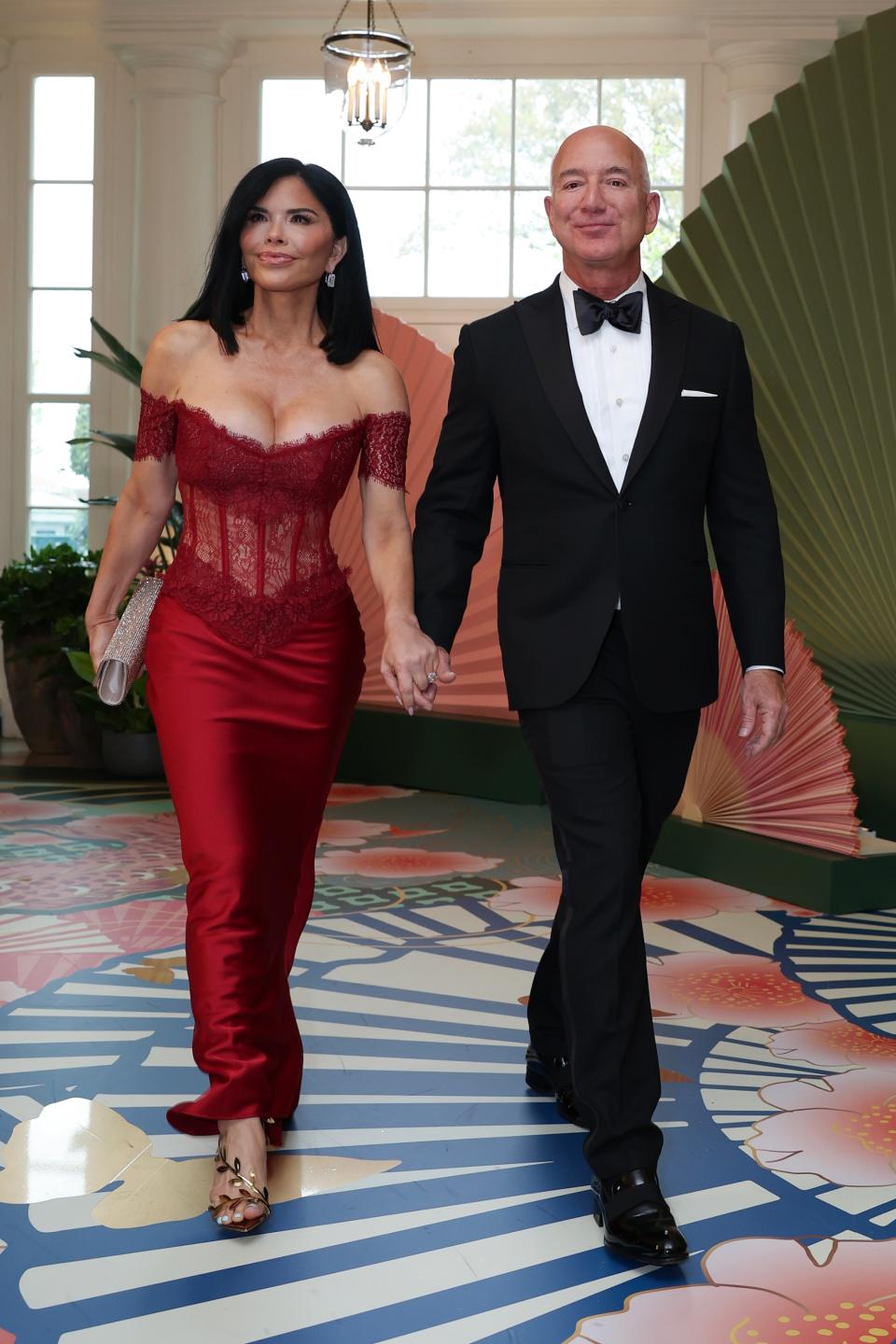 Lauren Sánchez wears red rasario dress with jeff bezos arrives at the White House for a state dinner on April 10, 2024 in Washington, DC. 