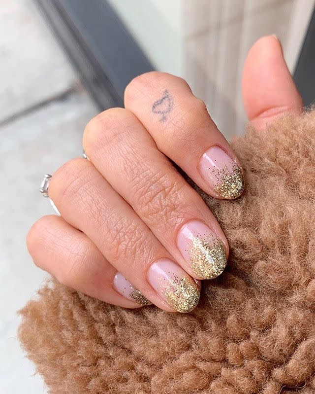 16) This Glittery Gel Nail Look