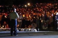 People take part in candle light vigil following a mass shooting at Umpqua Community College in Roseburg, Oregon October 1, 2015. REUTERS/Steve Dipaola