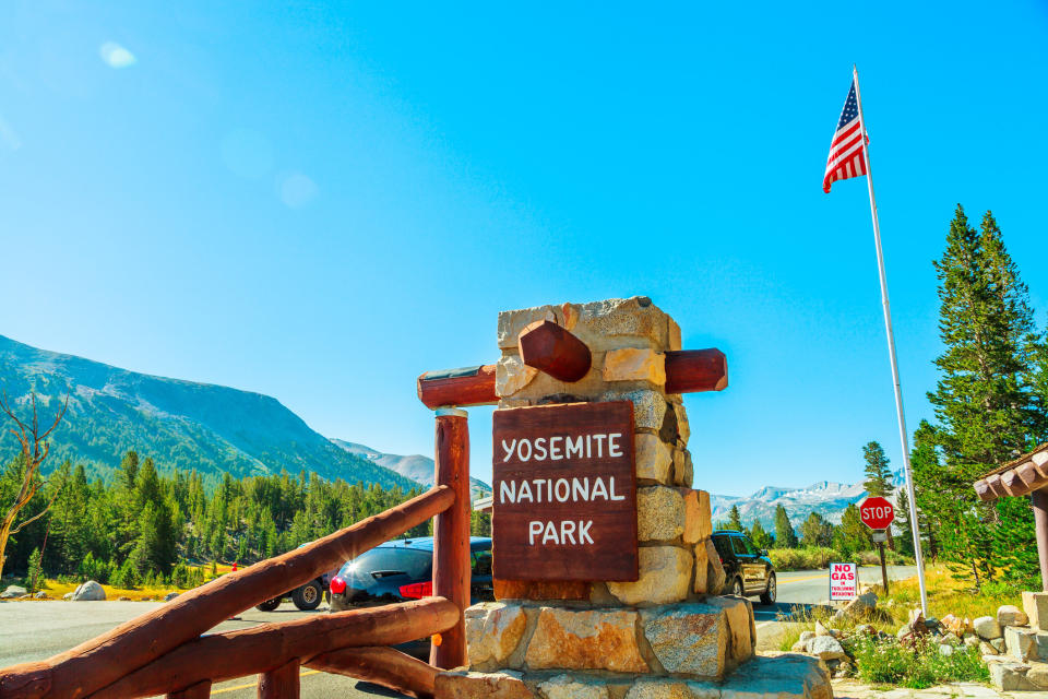 the entrance to Yosemite national park