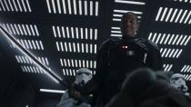 Moff Gideon (Giancarlo Esposito) ist ein Überbleibsel des in "Episode 6: Die Rückkehr der Jedi-Ritter" gefallenen Imperiums - und Besitzer eines mächtigen Dunkelschwerts. Er macht in der Serie "The Mandalorian" (ebenfalls Disney+) Jagd auf das Macht-begabte Kind Grogu, das von Fans anfangs liebevoll "Baby-Yoda" genannt wurde. (Bild: )