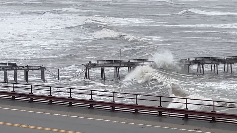 El muelle Capitola Wharf es dañado por las fuertes olas de tormenta en Santa Cruz