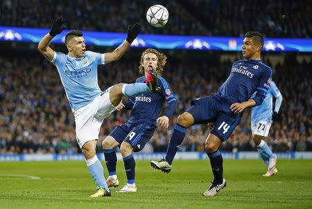 Football Soccer - Manchester City v Real Madrid - UEFA Champions League Semi Final First Leg - Etihad Stadium, Manchester, England - 26/4/16 Manchester City's Sergio Aguero in action with Real Madrid's Luka Modric and Casemiro Reuters / Darren Staples Livepic