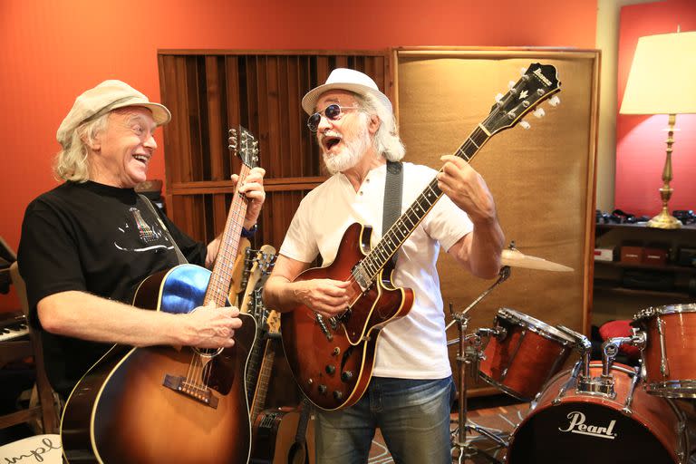 Miguel Cantilo y Jorge Durietz en pleno ensayo antes de uno de los conciertos de la gira en la que repasan aquellos éxitos recordados