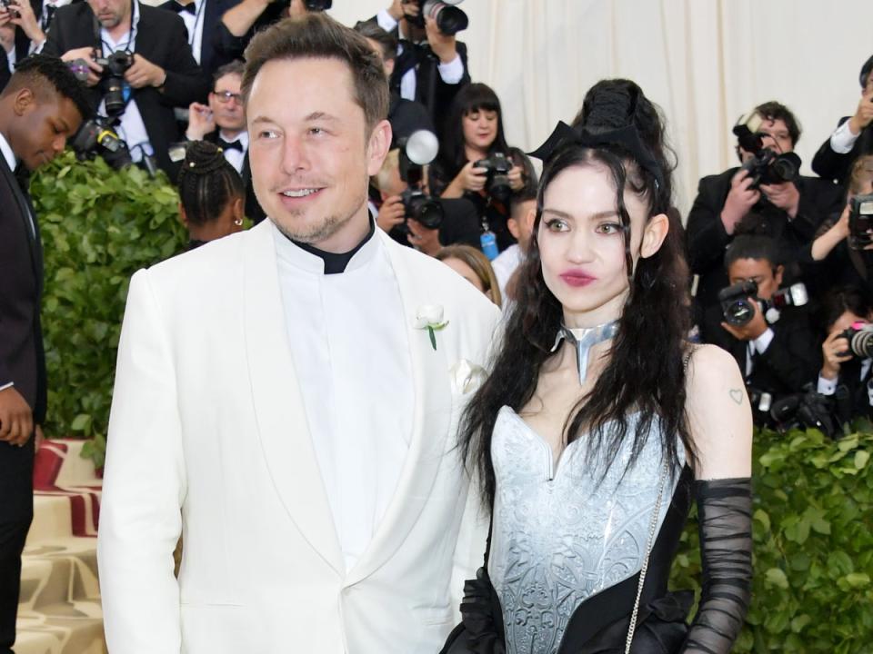 Elon Musk y Grimes en la Met Gala en 2018. La pareja tiene tres hijos en común (Getty Images)