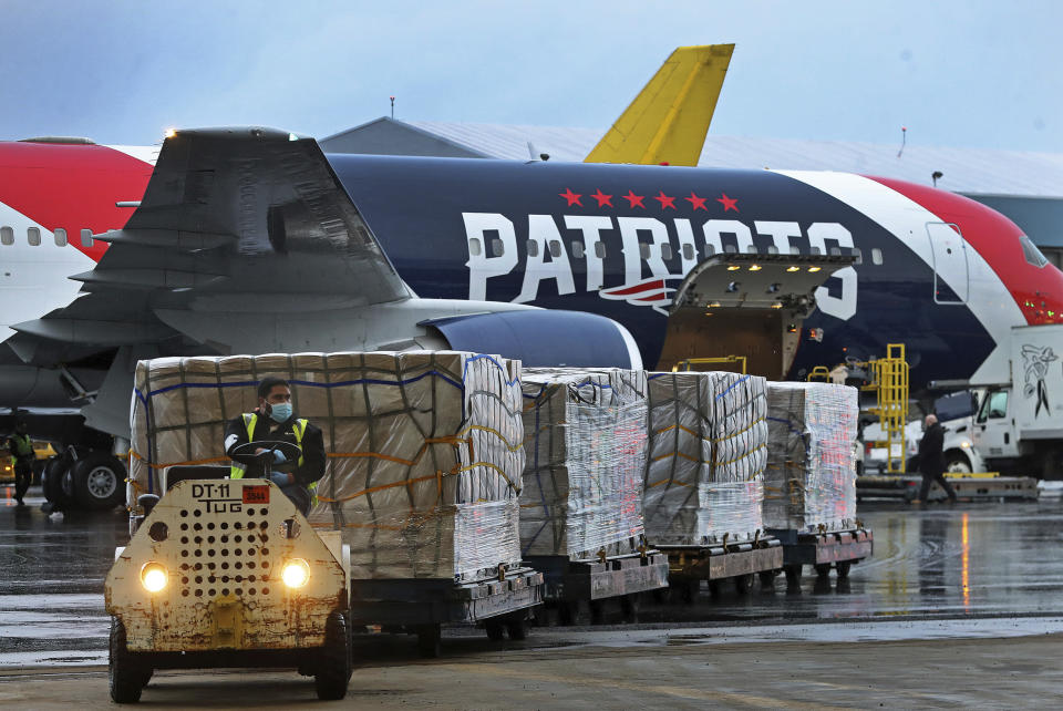 Avión del equipo New England Patriots descargando un cargamento de un millón de mascarillas que transportaron desde China para ayudar en la crisis del coronavirus en EEUU. (Jim Davis/The Boston Globe via AP, Pool)