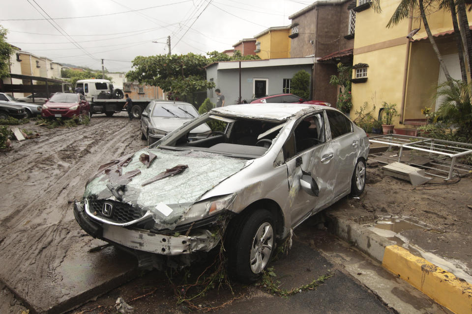 Vehículos dañados por el río Acelhuate después de una inundación repentina en un barrio de San Salvador, El Salvador, el domingo 31 de mayo de 2020. (AP Foto/Salvador Melendez)