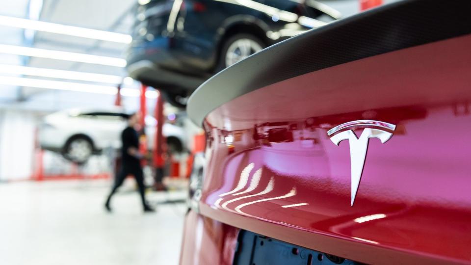 Ab sofort mit höherer Kaufprämie: Ein Tesla in einem Service Center in Frankfurt am Main.