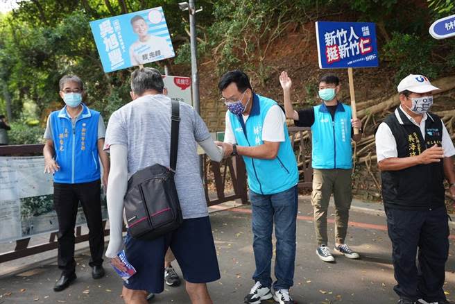 林耕仁今天一早到十八尖山步道口拜票。（林耕仁提供／陳育賢新竹傳真）