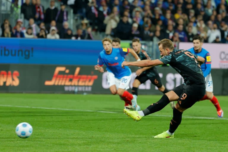 El delantero inglés del Bayern Múnich, Harry Kane, marca un penal en el partido de la Bundesliga ante el Holstein Kiel, en Kiel, norte de Alemania, el 14 de septiembre de 2024 (AXEL HEIMKEN)