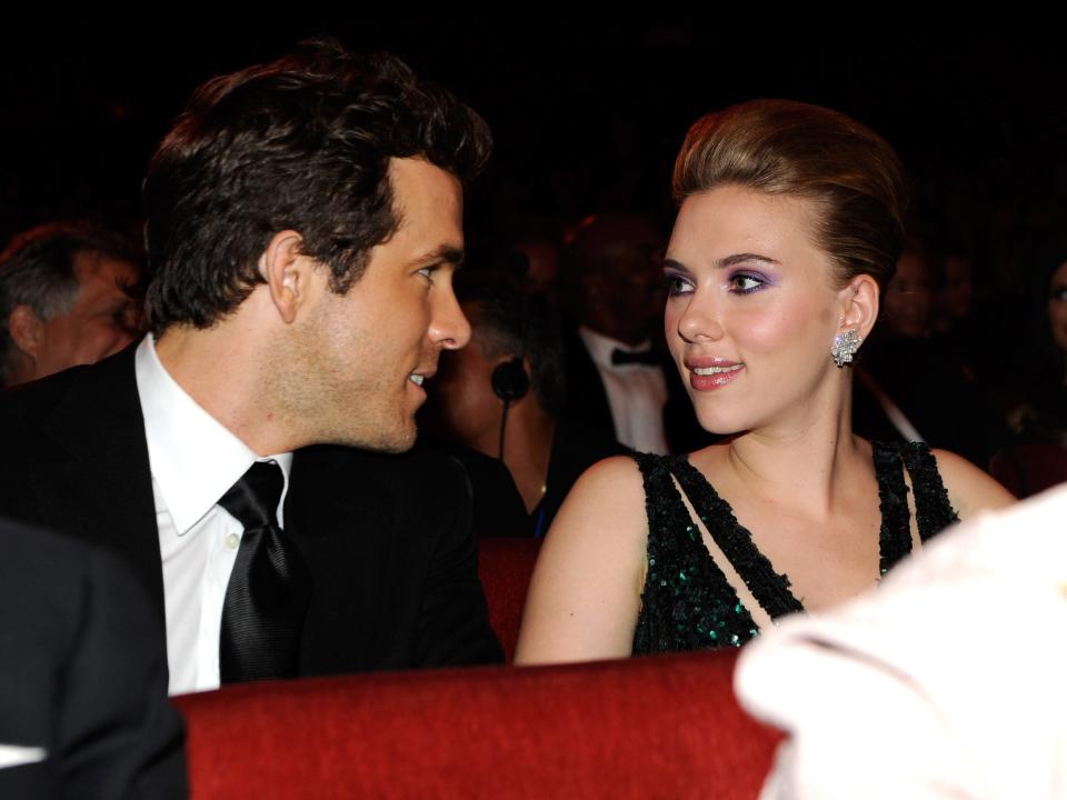 Ryan Reynolds and Scarlett Johansson sitting next to each other at the 2010 Tony Awards.