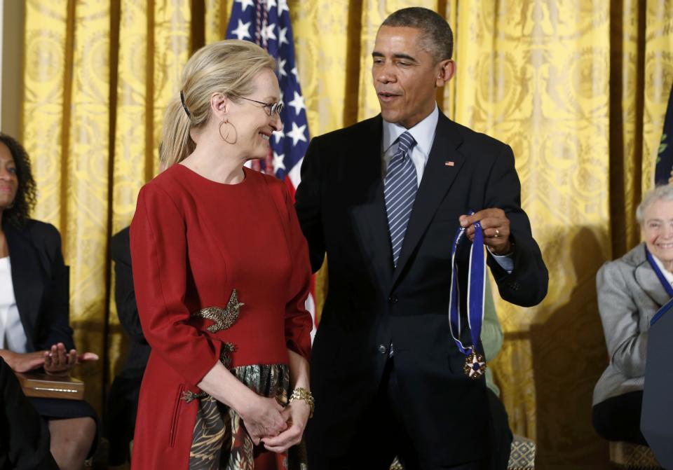 U.S. President Barack Obama presents the Presidential Medal of Freedom to actress Meryl Streep during a White House ceremony in Washington, November 24, 2014. (REUTERS/Larry Downing)