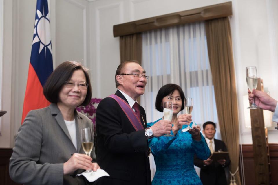 2018年總統贈勳前國防部長馮世寬，以香檳慶祝授勳（圖／ 總統府／CC BY 2.0）