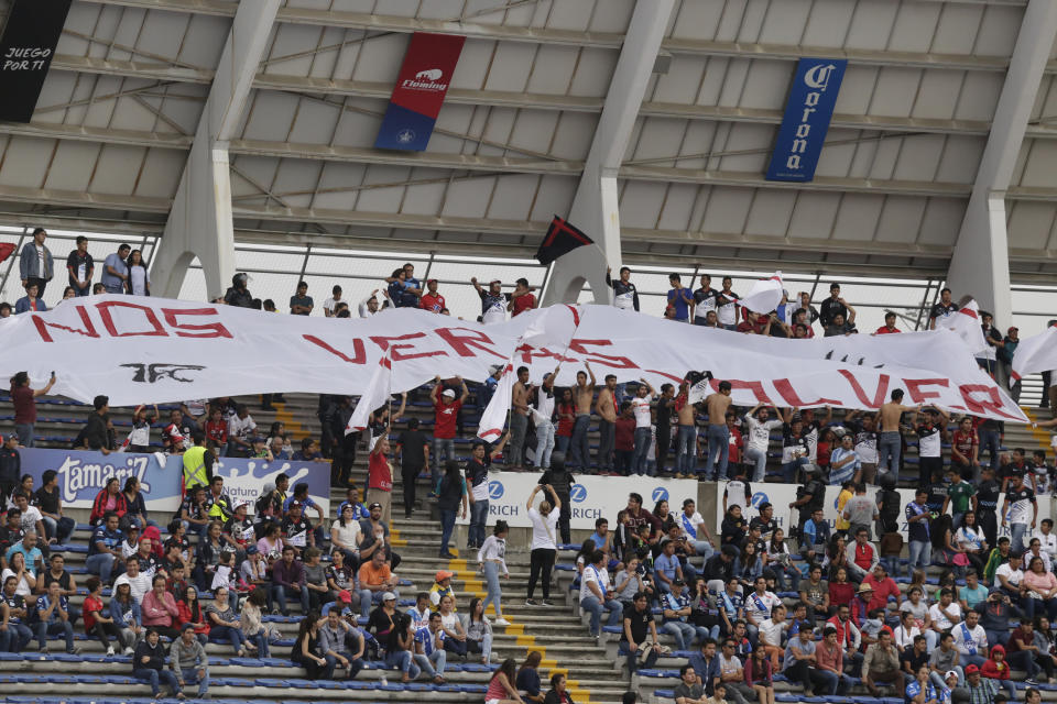 PUEBLA, PUEBLA, 28ABRIL2018.- Aficionados de Lobos BUAP sacaron una manta con la leyenda "Nos Verás Volver" durante partido de la jornada 17 del torneo Clausura 2018 de la Liga MX celebrado en el estadio olímpico universitario de la BUAP.  FOTO: HILDA RÍOS /CUARTOSCURO.COM